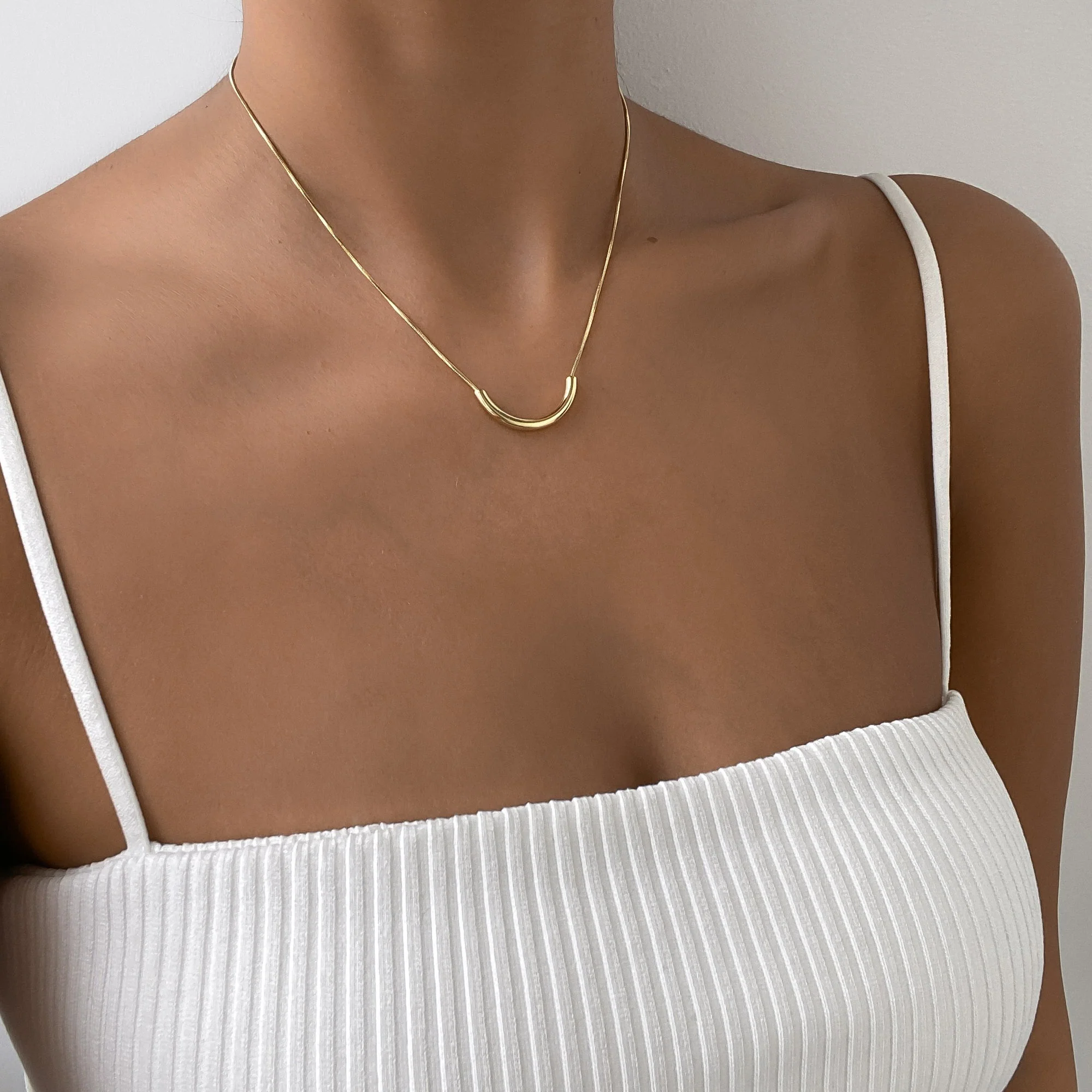 Cerys Crescent Bar Necklace - Image 3