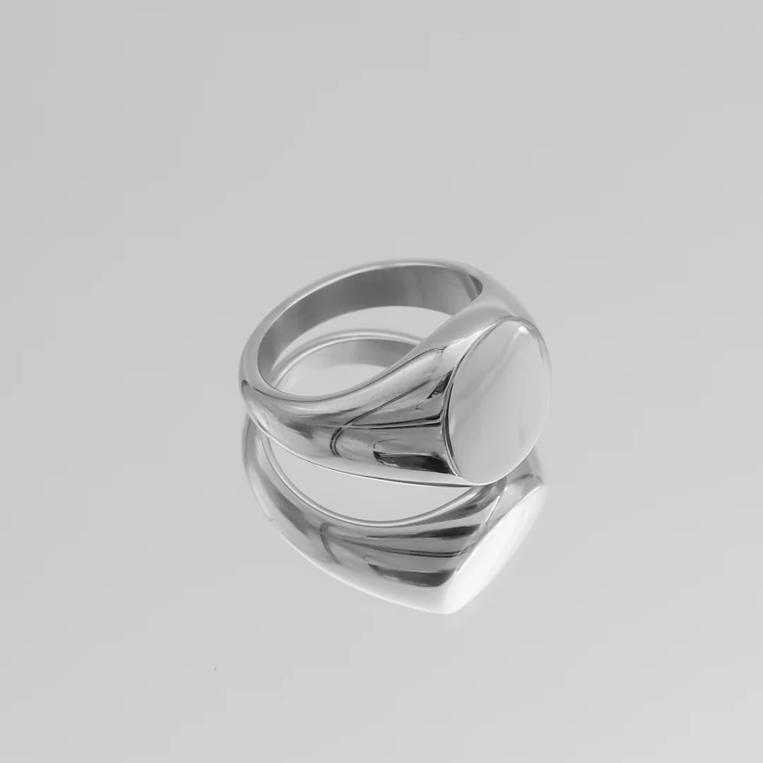 Classic Silver Signet Ring - Image 2