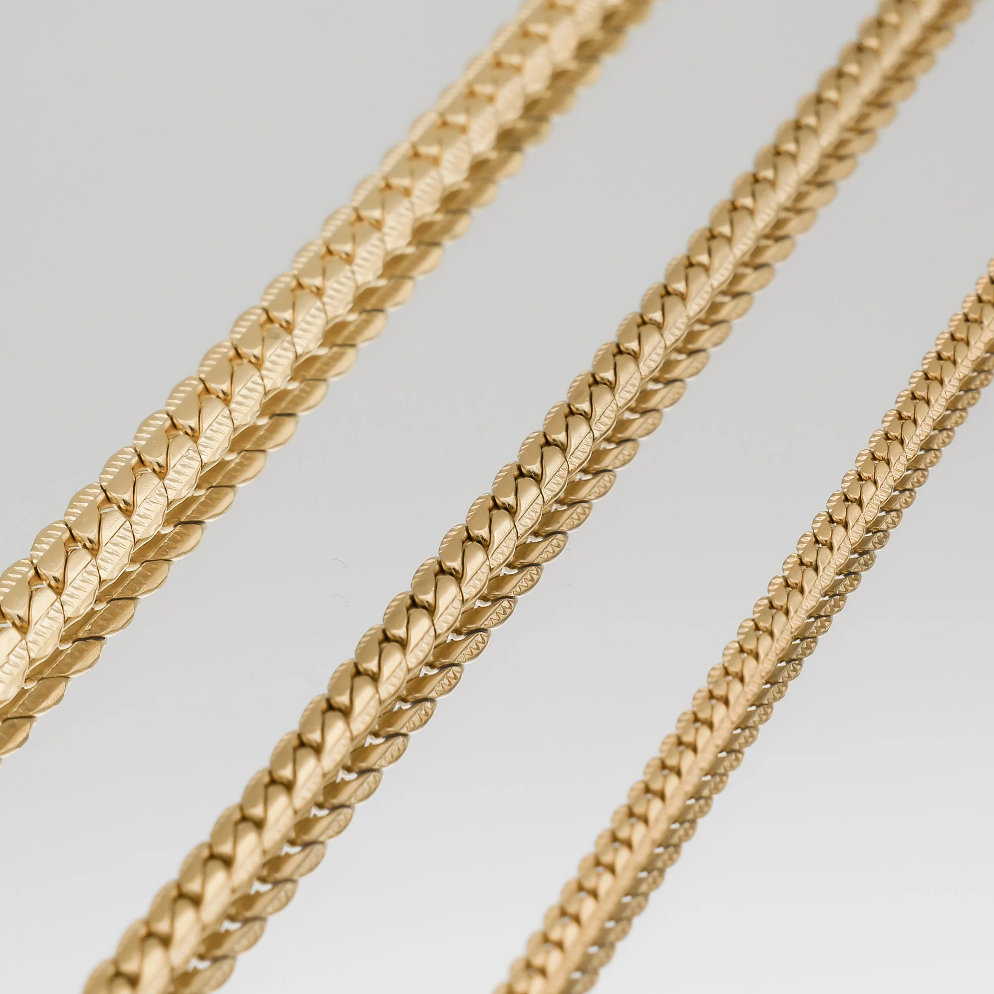Zuri Hammered Curb Chain - Image 5