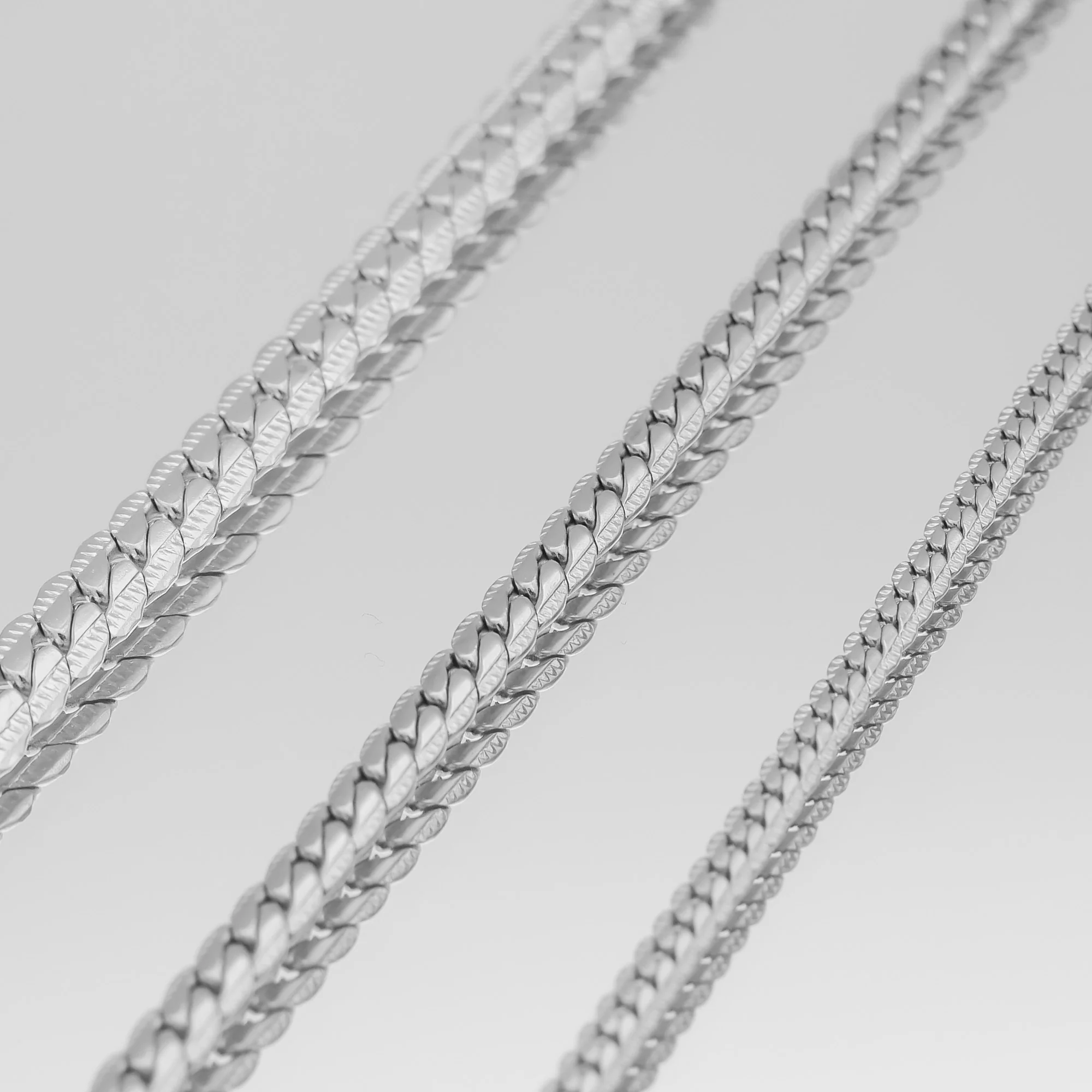 Zuri Hammered Curb Chain - Image 6